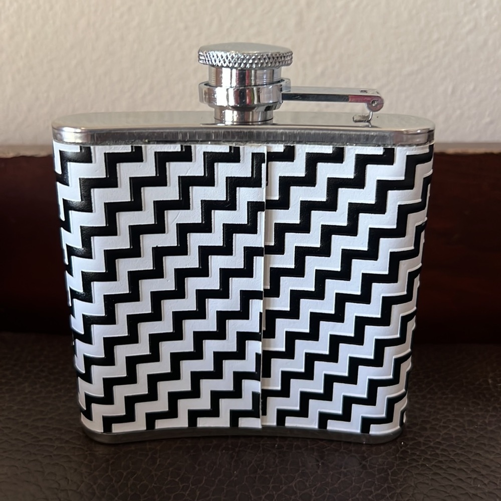 Drambuie 5oz Drink Flask Stainless Steel Zig Zag Decoration Screw Top - Picture 2 of 4